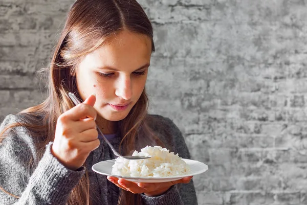 Porträtt Ung Tonåring Brunett Tjej Med Långt Hår Äter Ris — Stockfoto