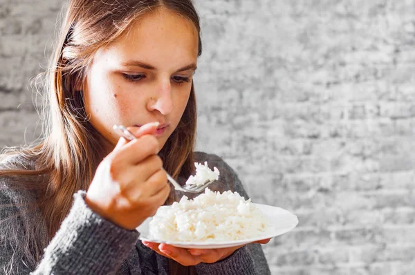 Retrato Jovem Adolescente Morena Com Cabelos Longos Comendo Arroz Fundo — Fotografia de Stock