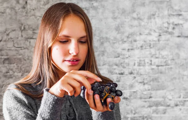 Portrait Young Teenager Brunette Girl Long Hair Eating Grape Gray — Stock Photo, Image