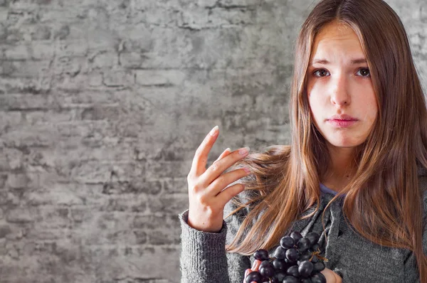 Retrato Joven Adolescente Morena Chica Con Pelo Largo Comer Uva —  Fotos de Stock