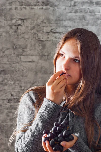 Retrato Jovem Adolescente Morena Com Cabelos Longos Comendo Uva Fundo — Fotografia de Stock