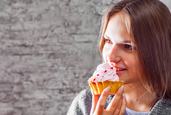 Retrato Jovem Adolescente Morena Com Cabelo Comprido Comendo Bolo Creme — Fotografia de Stock