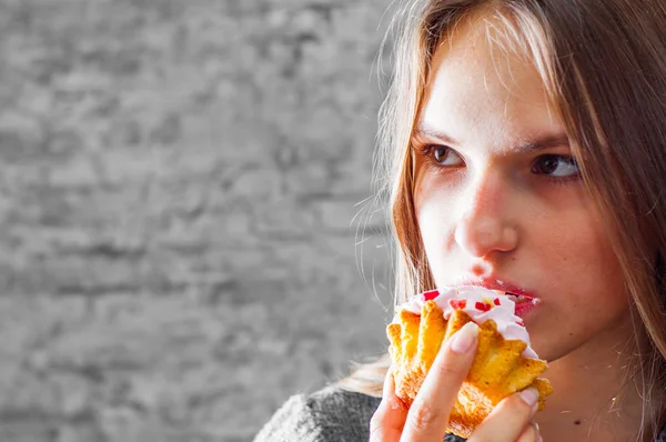 Retrato Jovem Adolescente Morena Com Cabelo Comprido Comendo Bolo Creme — Fotografia de Stock