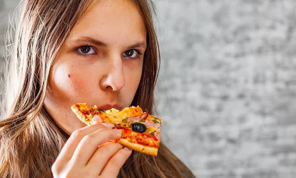 Retrato Jovem Adolescente Morena Com Cabelo Comprido Comendo Fatia Pizza — Fotografia de Stock