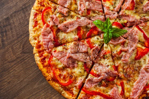 Rebanadas Pizza Con Queso Mozzarella Jamón Pimienta Carne Tomates Especias — Foto de Stock