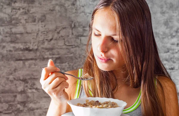 Retrato Jovem Adolescente Morena Menina Com Cabelos Longos Comendo Muesli — Fotografia de Stock