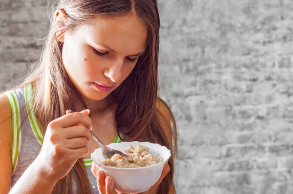 Retrato Jovem Adolescente Morena Menina Com Cabelos Longos Comendo Muesli — Fotografia de Stock