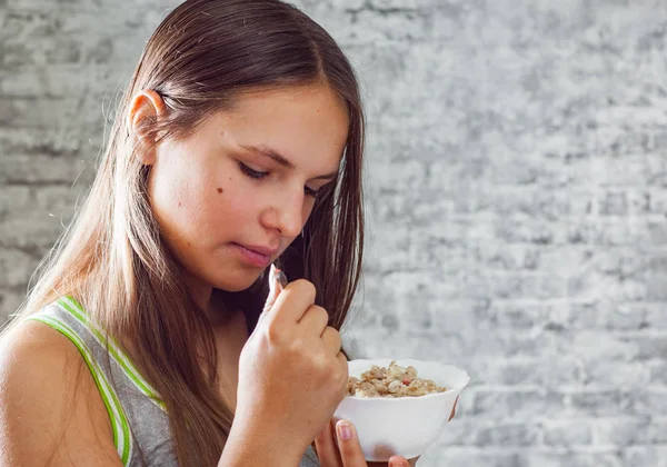 Retrato Jovem Adolescente Morena Menina Com Cabelos Longos Comendo Muesli — Fotografia de Stock