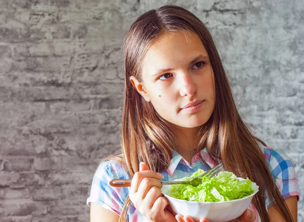 Retrato Jovem Adolescente Morena Com Cabelos Longos Comendo Salada Verde — Fotografia de Stock