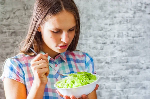 Retrato Jovem Adolescente Morena Com Cabelos Longos Comendo Salada Verde — Fotografia de Stock