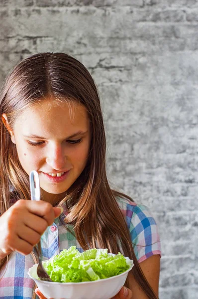 Porträt Des Jungen Teenagers Brünettes Mädchen Mit Langen Haaren Essen — Stockfoto