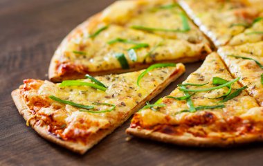 Pizza Margherita veya Margarita ile Mozzarella peyniri dilimlenir. Ahşap arka plan üzerinde İtalyan pizza