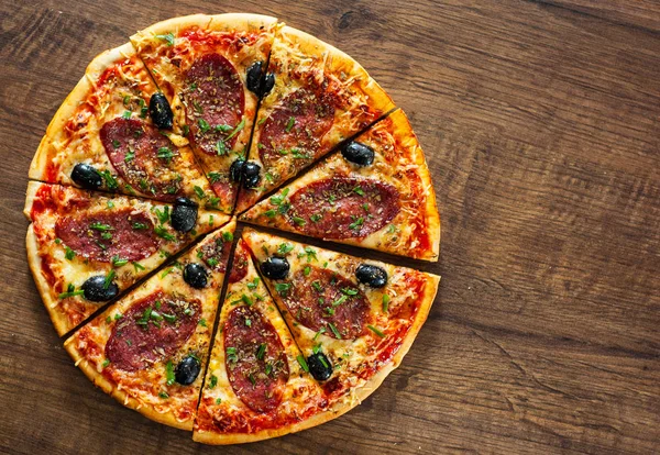 Felii Pizza Brânză Mozzarella Salam Piper Piper Măsline Condimente Busuioc — Fotografie, imagine de stoc