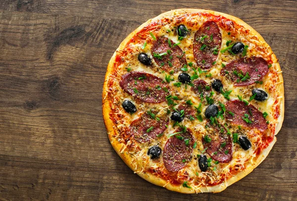 Pizza Con Queso Mozzarella Salami Pimienta Pepperoni Aceitunas Especias Albahaca — Foto de Stock