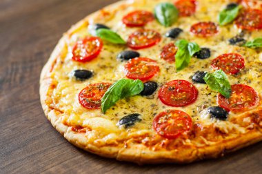 Pizza Margherita veya Mozzarella peyniri, domates, zeytin ile Margarita. Ahşap arka plan üzerinde İtalyan pizza