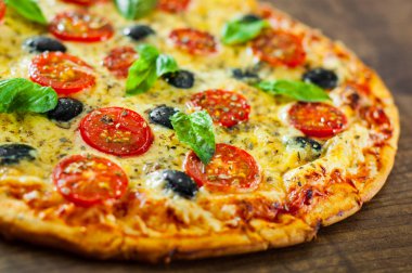 Pizza Margherita veya Mozzarella peyniri, domates, zeytin ile Margarita. Ahşap arka plan üzerinde İtalyan pizza