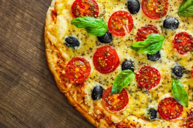 Pizza Margherita veya Mozzarella peyniri, domates, zeytin ile Margarita. Ahşap arka plan üzerinde İtalyan pizza