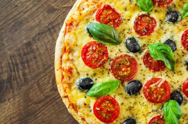 Pizza Margherita veya Mozzarella peyniri, domates, zeytin ile Margarita. Ahşap arka plan üzerinde İtalyan pizza