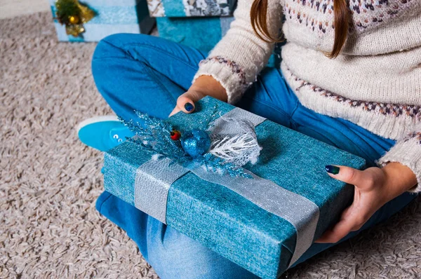 Wanita Tangan Mengambil Hadiah Natal Kotak — Stok Foto