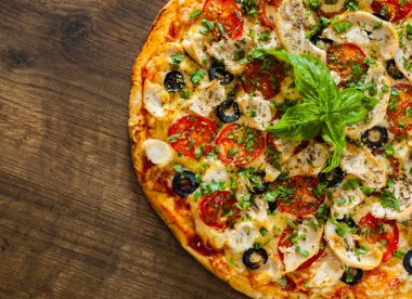 Tavuk eti, Mozzarella peyniri, domates, zeytin pizza. Ahşap arka plan üzerinde İtalyan pizza