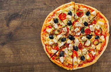 Tavuk eti, Mozzarella peyniri, domates, zeytin dilimlenmiş Pizza. Ahşap arka plan üzerinde İtalyan pizza
