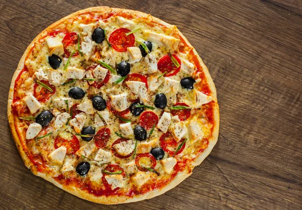 Pizza Con Carne Pollo Queso Mozzarella Tomate Oliva Pizza Italiana — Foto de Stock