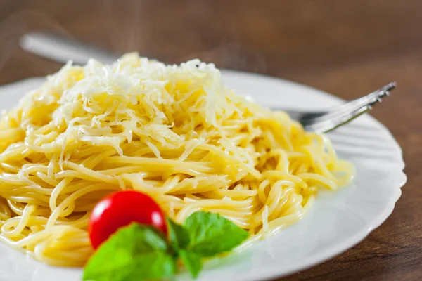 Spagetti Tészta Reszelt Sajt Fehér Lemez Fából Készült Asztal — Stock Fotó