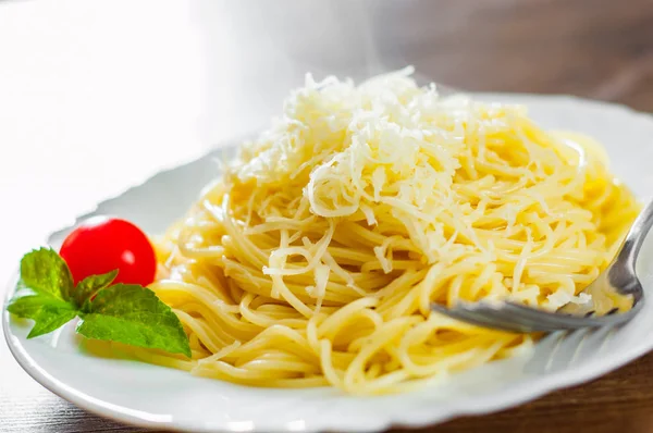 Spaghetti Mit Geriebenem Käse Auf Weißem Teller Auf Holztisch — Stockfoto