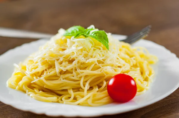 Těstoviny Špagety Strouhaným Sýrem Bílé Desky Dřevěný Stůl — Stock fotografie