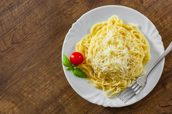 Spagetti Tészta Reszelt Sajt Fehér Lemez Fából Készült Asztal — Stock Fotó