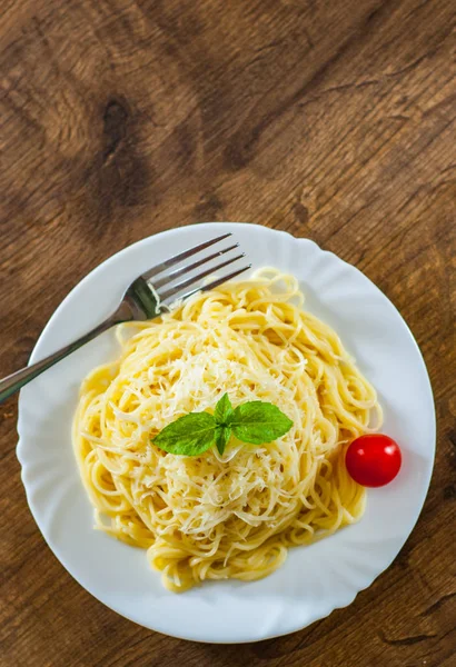 Pâtes Spaghetti Fromage Râpé Assiette Blanche Sur Table Bois — Photo
