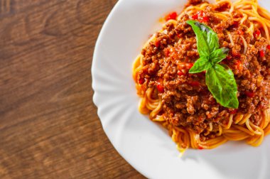 Geleneksel makarna spagetti bolognese ahşap masa arka plan üzerinde beyaz plaka