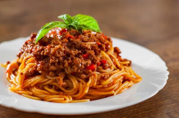 Pasta Tradicional Espaguetis Boloñesa Plato Blanco Sobre Fondo Mesa Madera —  Fotos de Stock