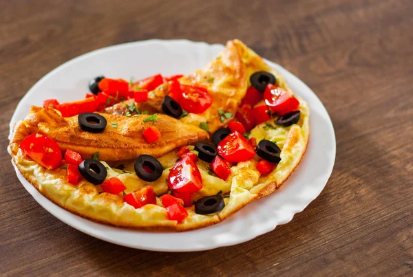 Omelette Mit Tomate Paprika Und Olive Weißem Teller Auf Holztischhintergrund — Stockfoto