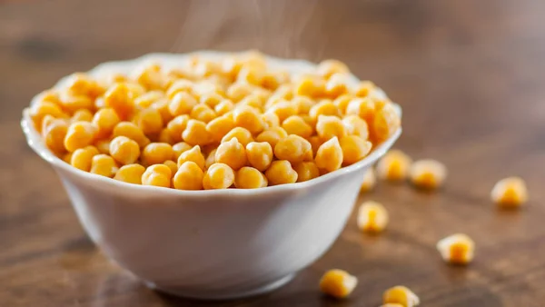 Close Van Een Kom Met Gekookte Kikkererwten Houten Tafel Achtergrond — Stockfoto