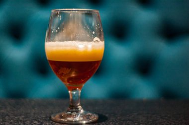 Bir bardak sarı soluk Ale bira ahşap masa üzerinde üzerinde yakın kopya alanı ile çubuk.