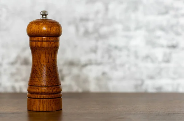 Molino Pimienta Madera Sobre Mesa Madera Sobre Fondo Pared Gris — Foto de Stock