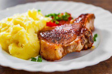 Izgara domuz fileto etli patates püresi ve beyaz tabak salata