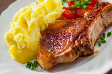 Izgara domuz fileto etli patates püresi ve beyaz tabak salata