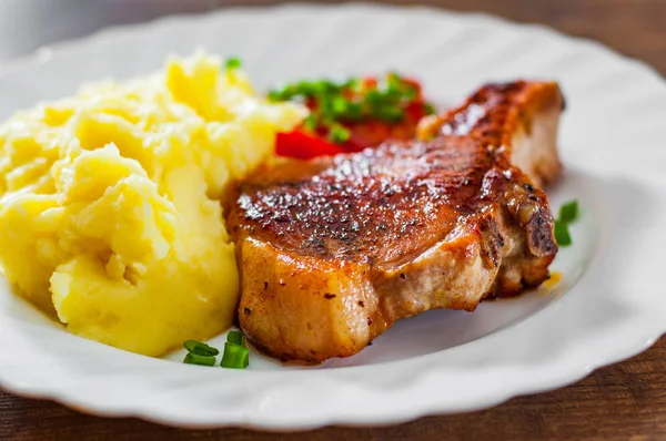 Carne Lombo Porco Grelhada Com Purê Batatas Salada Prato Branco — Fotografia de Stock