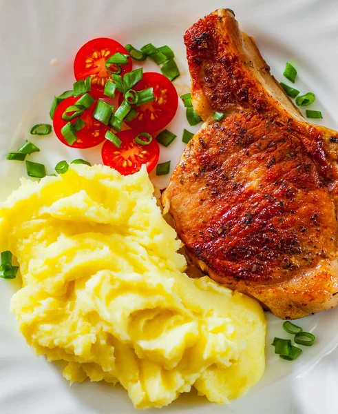 Carne Lombo Porco Grelhada Com Purê Batatas Salada Prato Branco — Fotografia de Stock