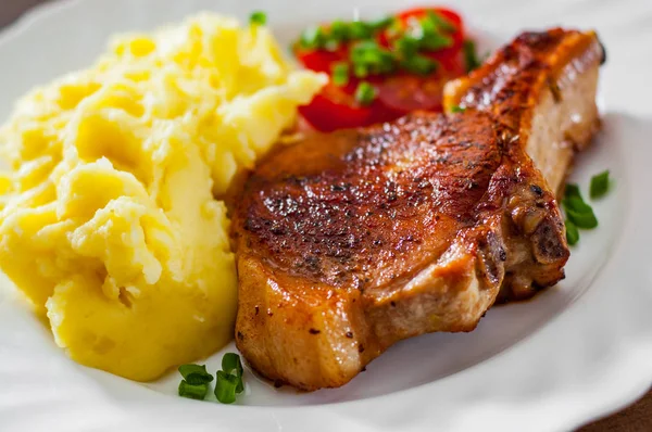 Carne Lombo Porco Grelhada Com Purê Batatas Salada Prato Branco — Fotografia de Stock