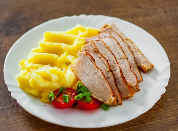 Fatias Carne Com Purê Batatas Placa Branca Fundo Mesa Madeira — Fotografia de Stock