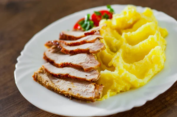 Fatias Carne Com Purê Batatas Placa Branca Fundo Mesa Madeira — Fotografia de Stock