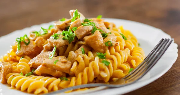 Sliced Fried Chicken Fillet Creamy Sauce Fusilli Pasta White Plate — Stock Photo, Image