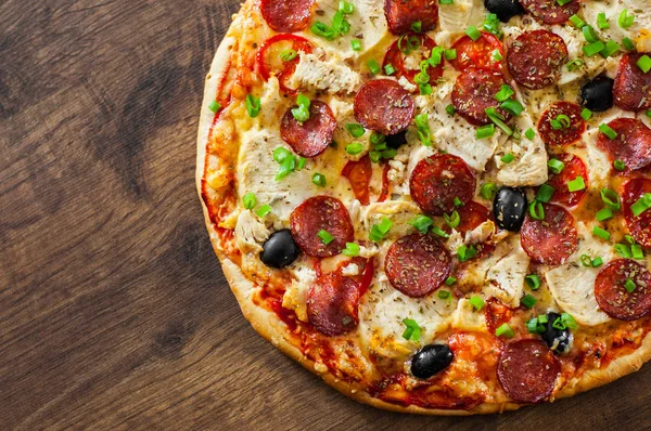 Pizza Con Carne Pollo Queso Mozzarella Pepperoni Tomate Oliva Salami — Foto de Stock