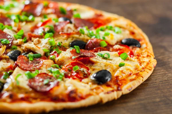 Pizza Mit Hühnerfleisch Mozzarella Paprika Tomaten Oliven Salami Italienische Pizza — Stockfoto