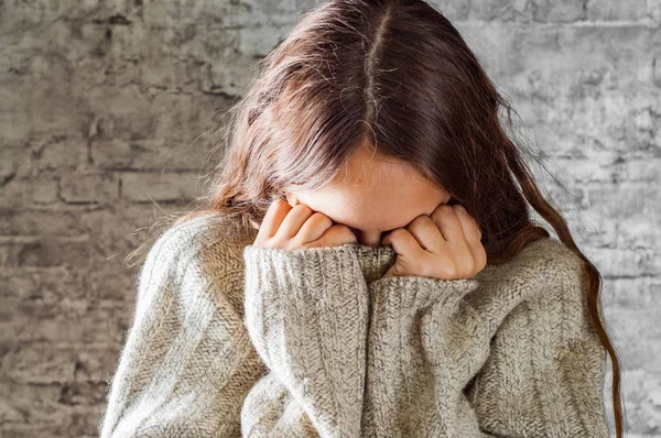 Retrato Joven Adolescente Morena Con Pelo Largo Cubre Cara Con —  Fotos de Stock