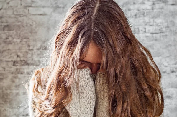 Retrato Joven Adolescente Morena Con Pelo Largo Cubre Cara Con —  Fotos de Stock