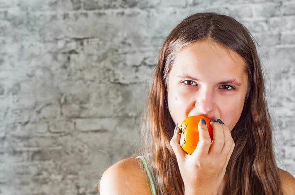 Retrato Joven Adolescente Morena Chica Con Pelo Largo Comer Caqui —  Fotos de Stock